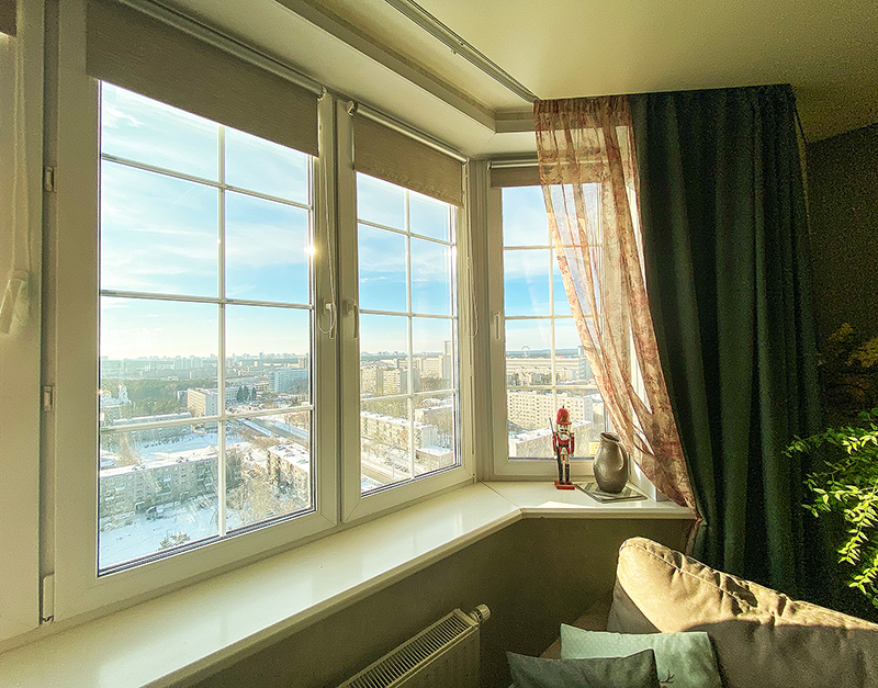 Эркерное окно со шпросами в гостиной